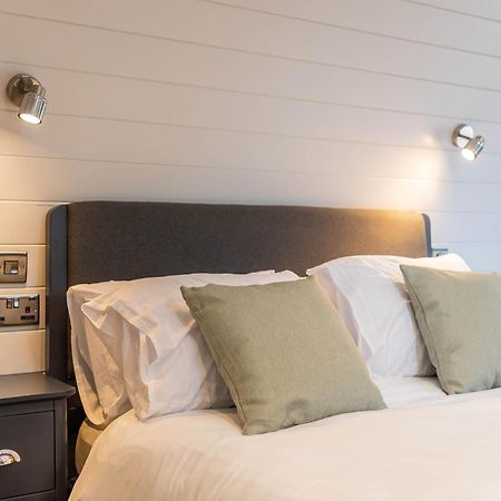 The Plough Inn Cabins Ramsden Exteriör bild
