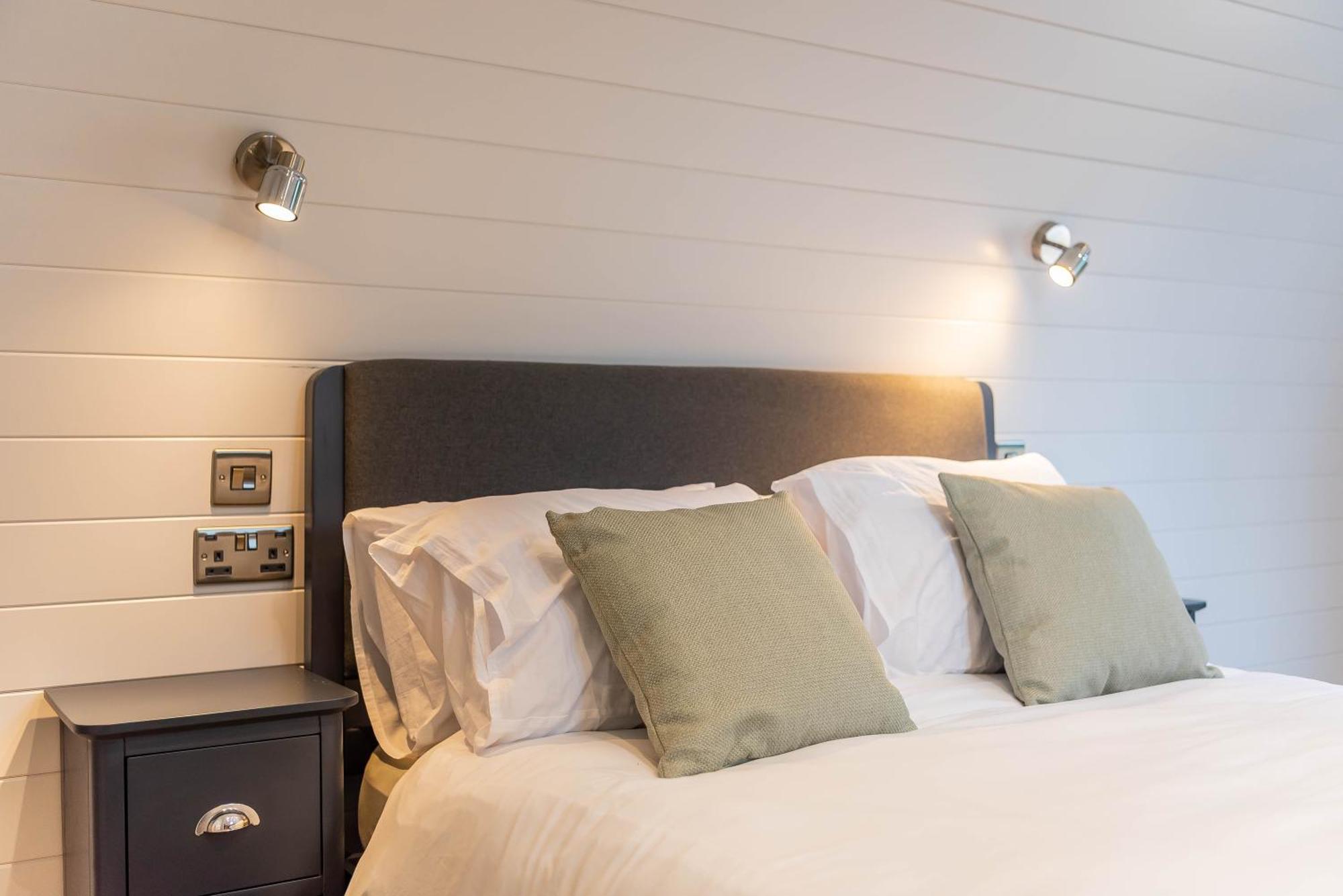 The Plough Inn Cabins Ramsden Exteriör bild