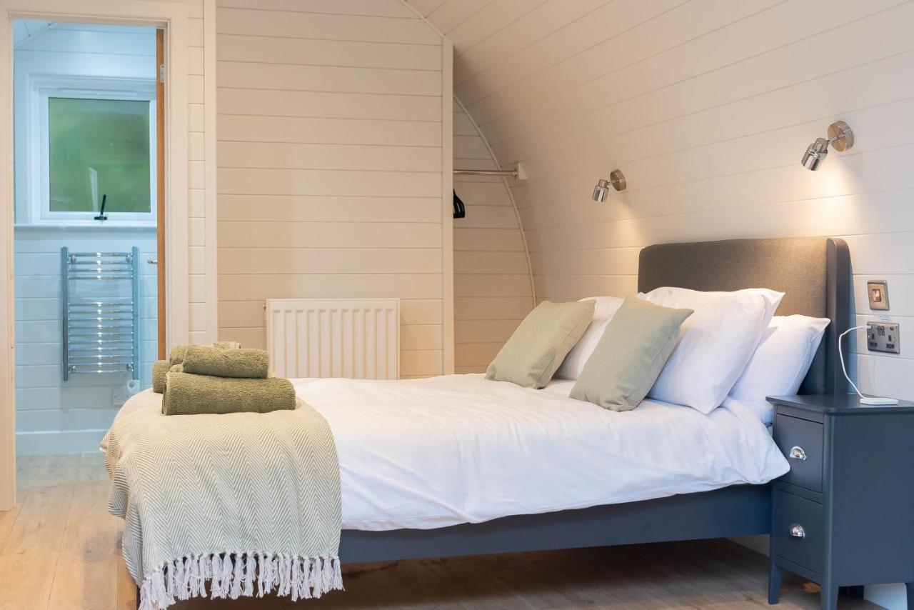 The Plough Inn Cabins Ramsden Exteriör bild